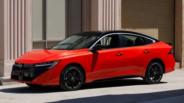 Nissan сложи точка на Versa, която дълги години бе най-евтината нова кола отвъд океана, и сега разчита на по-големия Sentra в битката за сърцата на купувачите с ограничен бюджет. В момента Sentra започва от 22 600 долара, или 19 590 евро, като в замяна получавате проверен във времето двулитров бензинов мотор със 149 коня, комбиниран с безстепенен вариаторен автоматик (CVT). 
